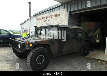 PFC. Tyler L. Wood, 2./19. Special Forces Group, West Virginia Army National Guard Positionen einen Humvee für die Lieferung von Wasser an Renick, W VA. Die WVNG weiterhin die näheren Umgebung des Greenbrier County wegen eines Sturms am vergangenen Freitag, die viele Einwohner ohne Strom und Wasser in West Virginia hinterlassen hat. Stockfoto