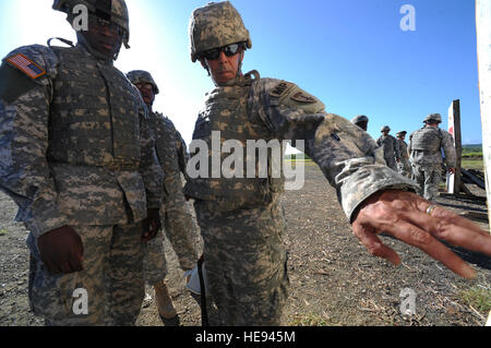 GUANTANAMO BAY auf Kuba – Armee Sgt. John Sansone mit der Rhode Island Army National Guard 115. Military Police Company, verleiht Website Anpassungen zwei Soldaten im Bereich Grenadillo Waffen an Bord US Naval Station Guantanamo Bay, June18, 2010. Soldaten aus der Einheit und der Armee 525th Military Police Battalion verwenden den Bereich mit ihren Gewehren m-16 zu trainieren. Militärische Polizisten umfassen einen Teil der Joint Task Force Guantanamo Security Force. JTF-Guantanamo durchführt, sichere, humane, rechtliche und transparente Pflege und Obhut der Gefangenen, einschließlich der militärischen Kommission verurteilten ein Stockfoto