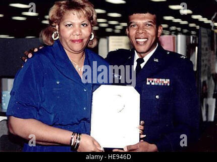 In einem undatierten Foto präsentiert Oberst Joseph C. Ramsey Margaretta Burroughs ein Zertifikat. Ramsey war das erste und nur afrikanisch-amerikanischer Kommandant des ARPC, wenn es zuvor an der ehemaligen Lowry Air Force Base, Colorado befand Er diente als der 21. ARPC Kommandant vom 16. Mai 1987, bis 23. August 1991. Stockfoto