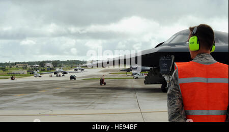 US Air Force Staff Sgt Matthew Helms, eine dedizierte Crewchief zugewiesen der 509. Aircraft Maintenance Squadron, bereitet sich auf eine b-2 Spirit auf den Laufsteg 22. August 2016 auf Andersen Air Force Base, Guam Marschall. Dank seiner Unterschallgeschwindigkeit und es ist fast 7.000 Meilen UN aufgetankt-Strecke kann die b-2 Spirit bringen massiven Feuerkraft in kurzer Zeit überall auf der Welt durch die schwierigsten Verteidigung.  Senior Airman Jovan Banken) Stockfoto