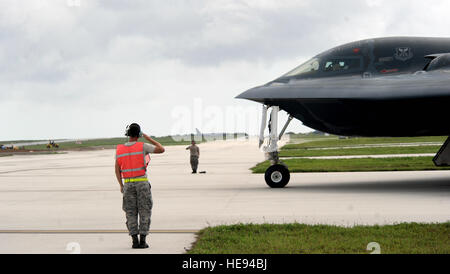 US Air Force Staff Sgt Matthew Helms, links, und Staff Sgt Joshua Layton, beide engagierte crew Chiefs, 509. Aircraft Maintenance Squadron, Gruß Piloten eines Flugzeugs b-2 Spirit zugewiesen, als sie anfangen, auf den Laufsteg 22. August 2016 auf Andersen Air Force Base, Guam taxi. Dank seiner Unterschallgeschwindigkeit und es ist fast 7.000 Meilen UN aufgetankt-Strecke kann die b-2 Spirit bringen massiven Feuerkraft in kurzer Zeit überall auf der Welt durch die schwierigsten Verteidigung.  Senior Airman Jovan Banken) Stockfoto