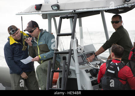 Cody Kelly, NASA Besatzung überleben Ingenieur, Dustin Gohmert, NASA crew überleben engineering Blei und Übung Teilnehmer Test Radio Konnektivität mit einem 45. Operationen Gruppe Detachment 3 Joint Space Operations Center von einem Schiff im Atlantik während eines NASA-Astronaut Erholung Trainings Jan. 14. Ihr Ziel war es, Radio-Übertragung und den Empfang Abstände zwischen das Flugzeug in der Luft und der Astronaut im Wasser überprüfen. Abteilung 3, das Department of Defense Human Space Flight Support Office ist die einzige Luftwaffenstab, die koordiniert und schult Personal zur Unterstützung der menschlichen spacefl Stockfoto