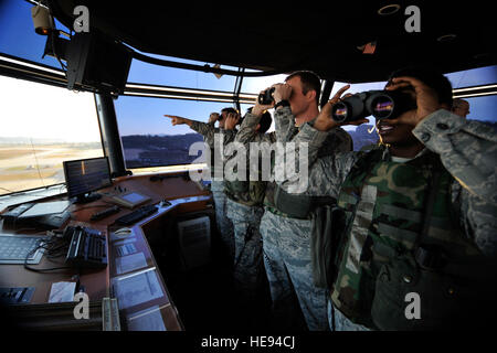 Fluglotsen beobachten Flugzeuge auf dem Flug Linie während operativer Bereitschaft Übung Beverly Bulldogge 14-01 auf Osan Air Base, Republik Korea, 18. November 2013. Osan Flieger sind in der ersten simulierten Krieg Kontingenz Übung in das neue Geschäftsjahr, das Testen der Basis Fähigkeit zu verteidigen und die Mission in einen erhöhten Zustand der Bereitschaft ausführen ausgeführt. Staff Sgt. Emerson Nuñez) Stockfoto