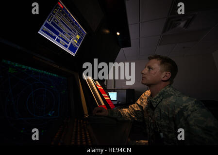 US Air Force Airman 1st Class Brandon Gray, 23. Operations Support Squadron Air Traffic Control Lehrling, verfolgt Flugzeuge fliegen über Moody Air Force Base mit einem Radar Ansatz Kontrolle (RAPCON) Simulator 8. Januar 2015, bei Moody AFB, Ga. Um in einem Kontrollturm oder RAPCON Einsatzzentrale zu umgehen, müssen ATC Flieger ihre Federal Aviation Administration Specialist-Zertifizierung an jedem neuen Dienstort Rezertifizierung.   Flieger 1. Klasse Dillian Bamman Stockfoto