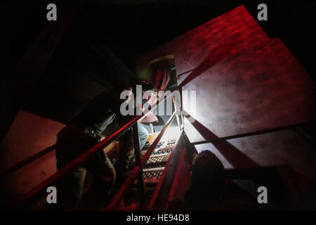 Polizisten, die Atlantic City spezielle Waffen und Taktiken (SWAT) Team zugewiesen klar einen urbanen Innenbereich in niedrigen leichte taktische Ausbildung bei gemeinsame Ausbildung und Training Development Center (JT2DC), gemeinsame Basis McGuire-Dix-Lakehurst, New Jersey Nationalgarde N.J., 14. Oktober 2016. Die JT2DC wird durch die militärischen und zivilen Behörden und ausländischen Verbündeten für Training und Funktionen der virtuellen interaktiven Bekämpfung Umwelt (Vize-), indoor militärischen Operationen im urbanen Gelände (MOUT) Immersion/Nacht kämpfen Gassen, rufen Sie für Feuer Trainer (CFFT) und Immersion Lane, Engagement Fähigkeiten Traine verwendet. Stockfoto