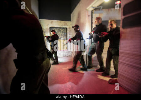Polizisten, die Atlantic City spezielle Waffen und Taktiken (SWAT) Team zugewiesen klar einen urbanen Innenbereich in niedrigen leichte taktische Ausbildung bei gemeinsame Ausbildung und Training Development Center (JT2DC), gemeinsame Basis McGuire-Dix-Lakehurst, New Jersey Nationalgarde N.J., 14. Oktober 2016. Die JT2DC wird durch die militärischen und zivilen Behörden und ausländischen Verbündeten für Training und Funktionen der virtuellen interaktiven Bekämpfung Umwelt (Vize-), indoor militärischen Operationen im urbanen Gelände (MOUT) Immersion/Nacht kämpfen Gassen, rufen Sie für Feuer Trainer (CFFT) und Immersion Lane, Engagement Fähigkeiten Traine verwendet. Stockfoto