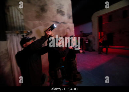 Polizisten, die Atlantic City spezielle Waffen und Taktiken (SWAT) Team zugewiesen klar einen urbanen Innenbereich in niedrigen leichte taktische Ausbildung bei gemeinsame Ausbildung und Training Development Center (JT2DC), gemeinsame Basis McGuire-Dix-Lakehurst, New Jersey Nationalgarde N.J., 14. Oktober 2016. Die JT2DC wird durch die militärischen und zivilen Behörden und ausländischen Verbündeten für Training und Funktionen der virtuellen interaktiven Bekämpfung Umwelt (Vize-), indoor militärischen Operationen im urbanen Gelände (MOUT) Immersion/Nacht kämpfen Gassen, rufen Sie für Feuer Trainer (CFFT) und Immersion Lane, Engagement Fähigkeiten Traine verwendet. Stockfoto