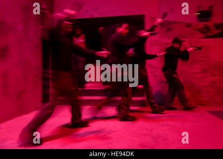 Polizisten, die Atlantic City spezielle Waffen und Taktiken (SWAT) Team zugewiesen klar einen urbanen Innenbereich in niedrigen leichte taktische Ausbildung bei gemeinsame Ausbildung und Training Development Center (JT2DC), gemeinsame Basis McGuire-Dix-Lakehurst, New Jersey Nationalgarde N.J., 14. Oktober 2016. Die JT2DC wird durch die militärischen und zivilen Behörden und ausländischen Verbündeten für Training und Funktionen der virtuellen interaktiven Bekämpfung Umwelt (Vize-), indoor militärischen Operationen im urbanen Gelände (MOUT) Immersion/Nacht kämpfen Gassen, rufen Sie für Feuer Trainer (CFFT) und Immersion Lane, Engagement Fähigkeiten Traine verwendet. Stockfoto