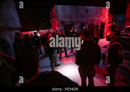 Polizisten, die Atlantic City spezielle Waffen und Taktiken (SWAT) Team zugewiesen klar einen urbanen Innenbereich in niedrigen leichte taktische Ausbildung bei gemeinsame Ausbildung und Training Development Center (JT2DC), gemeinsame Basis McGuire-Dix-Lakehurst, New Jersey Nationalgarde N.J., 14. Oktober 2016. Die JT2DC wird durch die militärischen und zivilen Behörden und ausländischen Verbündeten für Training und Funktionen der virtuellen interaktiven Bekämpfung Umwelt (Vize-), indoor militärischen Operationen im urbanen Gelände (MOUT) Immersion/Nacht kämpfen Gassen, rufen Sie für Feuer Trainer (CFFT) und Immersion Lane, Engagement Fähigkeiten Traine verwendet. Stockfoto