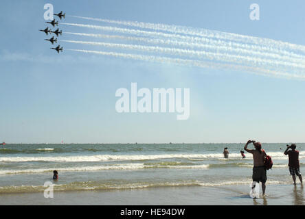 Der US-Air Force Air Demonstration Squadron "Thunderbirds", durchführen der sechs-Schiff Delta Bottom-Up während der Donner über The Boardwalk Air Show, Atlantic City, NJ, 17. August 2011. Staff Sgt Larry E. Reid Jr., veröffentlicht) Stockfoto