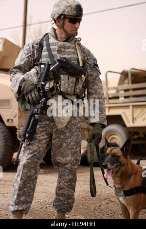 Senior Airman William Bailey, ein militärischer Arbeitshund Handler und gemeinsame Expeditionary Tasking Flieger aus der 732nd Air Expeditionary Group an die Armee 1. Kavallerie, und seine MWD Robby, ein Sprengstoff-Detektor-Hund trainieren zusammen, März 24.  Gebürtig aus Richmond, VA., Flieger Bailey wird hier von Seymour Johnson Air Force Base, N.C bereitgestellt. Stockfoto