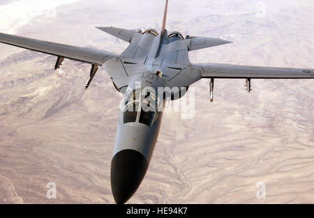 Royal Australian Air Force f-111 Aardvark Bomber Jagdflugzeug auf dem Weg zu den Bereichen auf der Nellis Air Force Base, Nevada, 14. Februar 2006, während Red Flag 06-1.  Master Sergeant Kevin J. Grünwald) (veröffentlicht) Stockfoto