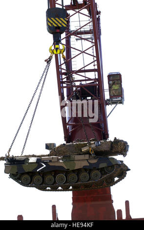 Hafenarbeiter aus dem Hafen von Gladstone entladen australische Leopard-Kampfpanzer aus dem deutschen Frachter Scannen Atlantic auf 2. Mai 2001.  Das Schiff trug mehrere Artilleriegeschütze, Light Armored Vehicles (LAV) und M113 Panzer zur Unterstützung der Tandem Thrust.  Übung Tandem Thrust ist eine kombinierte Vereinigte Staaten und Australien militärisches Trainingsübung. Dieser alle zwei Jahre stattfindende Übung ist in der Nähe von Shoalwater Bay Trainingsbereich, Queensland, Australien statt.  Mehr als 27.000 Soldaten, Matrosen, Piloten und Marines sind mit kanadischen Einheiten die Teilnahme als Gegenkräfte beteiligt. Der Zweck der Stockfoto