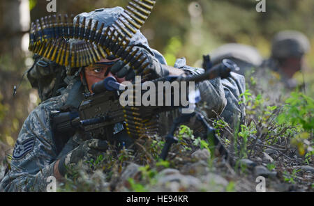 US Air Force Staff Sgt Lucas Wacker bietet Sicherheit mit einem Maschinengewehr M240B während einer Fortbildungsveranstaltung für die US-Armee Alaska Krieger Leader Kurs auf gemeinsamer Basis Elmendorf-Richardson, 16. Mai 2014. Der Kurs vermittelt die grundlegenden Fähigkeiten erforderlich, um kleine Gruppen von Soldaten zu führen.  Justin Connaher, US Airforce Stockfoto