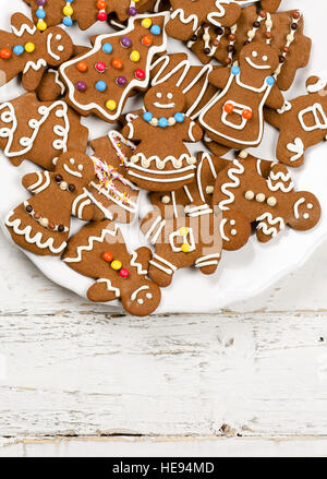 Hausgemachter Lebkuchen Mann Familie Weihnachtsplätzchen Paare auf weißer Holztisch Hintergrund Stockfoto