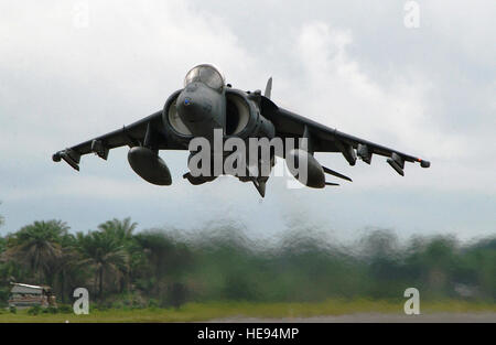 Ein eingesetzten mit 398th Air Expeditionary Group (AEG), uns Marine Corp (USMC) AV-8 b Harrier-Flugzeuge zieht am Flughafen Freetown in Sierra Leone. 398th AEG ist derzeit in Sierra Leone Personal Recovery und Evakuierung im Notfall-Fähigkeit für die humanitäre Hilfe Umfrage Teams (HAST) und die Flotte Anti-Terrorism Security Teams (schnell) in Liberia, während der Joint Task Force (JTF) Liberia bieten. Stockfoto