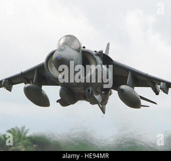 Ein eingesetzten mit 398th Air Expeditionary Group (AEG), uns Marine Corp (USMC) AV-8 b Harrier-Flugzeuge zieht am Flughafen Freetown in Sierra Leone. 398th AEG ist derzeit in Sierra Leone Personal Recovery und Evakuierung im Notfall-Fähigkeit für die humanitäre Hilfe Umfrage Teams (HAST) und die Flotte Anti-Terrorism Security Teams (schnell) in Liberia, während der Joint Task Force (JTF) Liberia bieten. Stockfoto