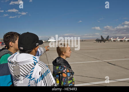 Studenten aus der Innovationen International Charter School of Nevada beobachten Sie, wie die f-22 Raptor Demo-Team bereitet sich ausziehen während Aviation Nation 8. November 2012, auf der Nellis Air Force Base, Nevada Die Schüler reden vom Flieger in unterschiedlichen Berufsfeldern gehört und erhielt eine Hand auf Tour an der Flightline. (Senior Airman Daniel Hughes) Stockfoto