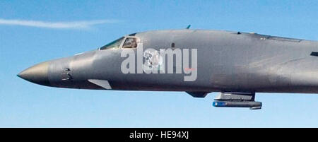 Ein B-1 b Lancer trägt den Sniper-Pod auf seinem Bauch, als es bei einem Testflug hier über Edwards Himmel fliegt. Die 419th Flight Test Squadron-Tester hat vor kurzem die Erstentwicklung von den Sniper-Pod auf eine B-1 b hier vor kurzem installiert. Der Sniper-Pod ist eine fortschrittliche targeting Pod mit einem Multi-Sensor-System, das das Flugzeug erhöht Fähigkeit selbst gezielt ist.  Steve Zapka) Stockfoto