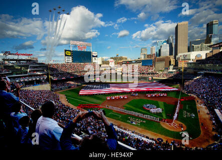 Die Thunderbirds führen eine Überführung während der Nationalhymne in der Major League Baseball All-Star Game 15. Juli 2014, in Minneapolis, Minnesota Die Thunderbirds sind die Air Force Präzision fliegende Demonstration Team, die roten, weißen und blauen f-16 Fighting Falcons Master Sgt. Stan Parker fliegt) Stockfoto