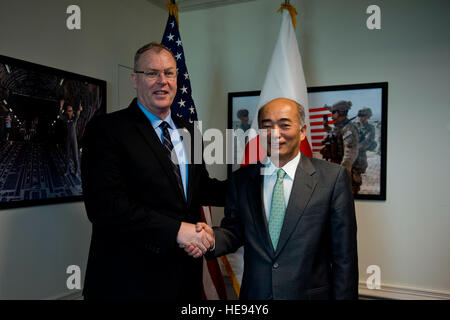 Deputy Secretary Of Defense Bob Arbeit begrüßt japanische Botschafter in den Vereinigten Staaten Kenichiro Sasae im Pentagon in Washington D.C., 21. Juli 2014.  Master Sgt. Adrian Cadiz)(Released) Stockfoto