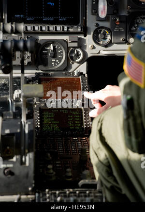 Capt Ellen Canup, 3. Airlift Squadron Fluglehrer Programme den Missionscomputer auf einem c-17 Globemaster III vor dem Abflug 25. März 2015, auf der Dover Air Force Base, Del. Canup gehörte eine Allfrau Besatzungen aus der 3. AS bestehend aus drei Piloten und ein Loadmaster während einer Mission Schulungen vor Ort. Roland Balik) Stockfoto