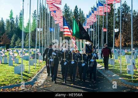 Fairchild Air Force Base Ehrengarde flankiert von Airway Heights Veteranen der ausländischen Kriege Post 3386 und Fairchild Boy Scout Truppe 342 führen die Prozession des Service und Community-Mitglieder gleichermaßen während einer Zeremonie, Veterans Day am Fort George Wright Veteranen Friedhof, 11. November 2014, in Spokane, Washington Seit seiner Gründung am 13. Mai 1938 weiterhin Veterans Day unabhängig von welchem Tag der Woche fällt es am 11. November beobachtet werden. Staff Sgt. Benjamin W. Stratton) Stockfoto