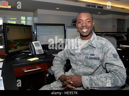 Senior Airman Markese Buckholtz, 58. FS-Luftfahrt-Ressourcen-Manager, sitzt an seinem Schreibtisch auf der Eglin Air Force Base in Florida, 30. März 2016. Buckholtz wird Embry-Riddle Aeronautical University in Prescott, Arizona als Teil der Senior Leader meldete Inbetriebnahme Programm teilnehmen. Nach etwas mehr als zwei Jahren der eingetragenen geltenden, hofft Buckholtz, nach seinem Abschluss als Offizier der Kommission und fliegen Flugzeuge wie die F-35A Lightning II. Senior Airman Andrea Posey) Stockfoto