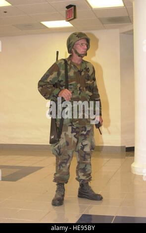 Ein Unteroffizier steht auf der Scott Air Force Base unter erhöhten Einsatzbedingungen nach dem 11. September 2001 auf der Civil Engineering Squadron des 126th Air Taneling Wing, Illinois Air National Guard. Stockfoto