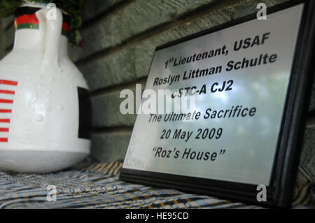 Kabul, Afghanistan--Eine Gedenktafel zu Ehren der Air Force 1st Lt. Rosyln Schulte sitzt bereit außerhalb eines Gebäudes am Camp Eggers, 20. Mai 2010. In Zeremonien bei Camp Eggers und Sia Sang wurden Gebäude gewidmet Schulte und Shawn Pine, zwei kombiniert Security Transition Command-Afghanistan-Mitglieder, die vor einem Jahr durch einen Sprengsatz getötet wurden.  Air Force Staff Sgt. Rachel Martinez/released) Stockfoto