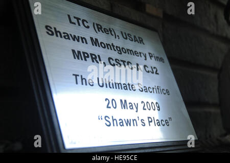 Kabul, Afghanistan--Eine Gedenktafel zu Ehren des pensionierten Armee Oberstleutnant Shawn Pine sitzt bereit außerhalb eines Gebäudes am Camp Eggers, 20. Mai 2010. In Zeremonien bei Camp Eggers und Sia Sang, Gebäude widmeten sich Shawn Pine und Air Force 1st Lt. Roslyn Schulte, zwei kombiniert Security Transition Command-Afghanistan-Mitglieder, die vor einem Jahr durch einen Sprengsatz getötet wurden.  Air Force Staff Sgt. Rachel Martinez/released) Stockfoto