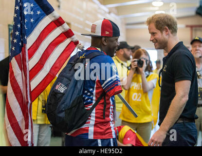 160507-F-WU507-015: Prinz Harry und Armee Sgt. 1. Klasse Michael Smith, Team USA, vielen gegenseitig für ihre jeweiligen Dienst, dann schnell über die weltweiten Anstrengungen zur Sensibilisierung und Unterstützung für verwundete Krieger, an den ESPN Wide World of Sports Komplex im Walt Disney World, Orlando, Florida, 7. Mai 2016 sprechen. Prinz Harry gegründet Invictus Games.  Senior Master Sergeant Kevin Wallace /) Stockfoto