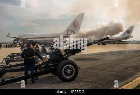 Soldaten aus dem 1. Bataillon, 3. Infanterie-Regiment Feuer Kanonen als Japans Premierminister Shinzō Abe kommt in einer Autokolonne und bereitet sich auf gemeinsame Basis Andrews, MD., 30. April 2015 fahren. Abe war für eine mehrtägige Reise und Treffen mit Präsident Barack Obama in Washington. JBA diente als seine Lage ein- und Ausstieg.  Senior Master Sergeant Kevin Wallace /) Stockfoto