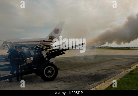 Soldaten aus dem 1. Bataillon, 3. Infanterie-Regiment Feuer Kanonen als Japans Premierminister Shinzō Abe kommt in einer Autokolonne und bereitet vor der 89. Airlift Wing Passenger Terminal, gemeinsame Basis Andrews, MD., 30. April 2015 abzuweichen. Abe war für eine mehrtägige Reise und Treffen mit Präsident Barack Obama in Washington. JBA diente als seine Lage ein- und Ausstieg.  Senior Master Sergeant Kevin Wallace /) Stockfoto