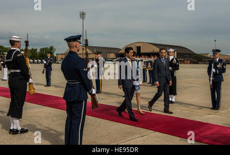 Der japanische Premierminister Shinzō Abe und seine Frau, Akie Abe, gehen eine 89th Airlift Wing Passenger Terminal roten Teppich zwischen eine Formation von US-Soldaten, Matrosen, Piloten, Marines und Küste Gardisten, bei ihrer Vorbereitung auf die gemeinsame Basis Andrews, MD., 30. April 2015 fahren. Abe war für eine mehrtägige Reise und Treffen mit Präsident Barrack Obama in Washington. JBA diente als seine Lage ein- und Ausstieg.  Senior Master Sergeant Kevin Wallace /) Stockfoto