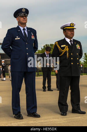 Kommandeur der US-Luftwaffe Oberst Lawrence Havird, 89. Pflegegruppe und japanische Marine Defense Force Rear Admiral Yuki Sekiguchi, ruhende Parade stehen und bereiten einen Abschied, der japanische Premierminister Shinzō Abe und seine Frau, Akie Abe, auf gemeinsame Basis Andrews, MD., 30. April 2015 begrüssen. Abe war für eine mehrtägige Reise und Treffen mit Präsident Barack Obama in Washington, DC. JBA diente als seine Lage ein- und Ausstieg.  Senior Master Sergeant Kevin Wallace /) Stockfoto