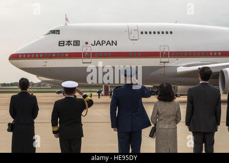 Kommandeur der US-Luftwaffe Oberst Lawrence Havird, 89. Pflegegruppe und japanische Marine Defense Force Rear Admiral Yuki Sekiguchi, begrüssen einen Abschied, der japanische Premierminister Shinzō Abe und seine Frau, Akie Abe, in gemeinsamen Basis Andrews, Maryland, 30. April 2015. Abe war für eine mehrtägige Reise und Treffen mit Präsident Barack Obama in Washington. JBA diente als seine Lage ein- und Ausstieg.  Senior Master Sergeant Kevin Wallace /) Stockfoto