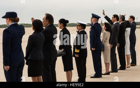 US-Luftwaffe Oberst Lawrence Havird, 89. Pflegegruppe Kommandant; Japanische Marine Defense Force Rear Admiral Yuki Sekiguchi; und eine Formation der 89th Airlift Wing Flieger grüßen einen Abschied, der japanische Premierminister Shinzō Abe und seine Frau, Akie Abe, auf gemeinsame Basis Andrews, MD., 30. April 2015, als US Zustand-Abteilung Beamte und japanische Würdenträger "winken." Abe war für eine mehrtägige Reise und Treffen mit Präsident Barack Obama in Washington. JBA diente als seine Lage ein- und Ausstieg.  Senior Master Sergeant Kevin Wallace /) Stockfoto