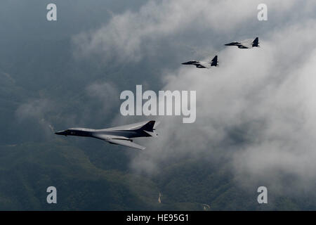 Ein US-Air Force B-1 b Lancer, bereitgestellt, Andersen Air Base, Guam, ist flankiert von zwei F - 15 K Slam Eagles, zugewiesen, Daegu Air Base, Südkorea, während eines Fluges über Südkorea 21. September 2016. Die b-1 ist das Rückgrat der US-Langstreckenbomber Mission und ist in der Lage die größte Nutzlast geführte und ungeführte Waffen im Inventar Luftwaffe. (Südkoreanische Luftwaffe Foto/Chief Master Sgt. Kim, Kyeong Ryul) Stockfoto