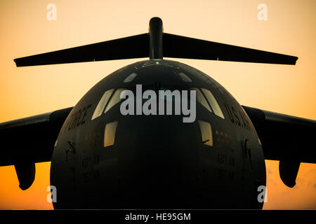 Eine C-17 Globemaster III der US Air Force, die dem 437th Airlift Wing zugewiesen wurde, wurde am 24. März 2014 auf der Fluglinie in der Joint Base Charleston, South Carolina, positioniert, um strategische Lufttransportoperationen zu unterstützen. Stockfoto