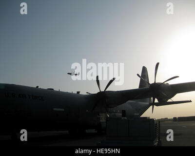 Eine C-130J Super Hercules aus der 143. Airlift Wing, Rhode Island Air National Guard, zieht aus einem unbekannten Ort im Südwesten Asien.  Die abfliegende Flugzeug gehörte ein Flugzeuge und Personal-Swap, bei 386th Air Expeditionary Wing.  Tauschen Sie beteiligt mehrere C-130J Super Hercules-Flugzeuge und mehr als 100 Mitarbeiter, darunter Piloten, Wartungsspezialisten und Unterstützungspersonal zugewiesen, die 737th Expeditionary Airlift Squadron und der 386th Expeditionary Pflegegruppe.  (Courtesey Foto) Stockfoto