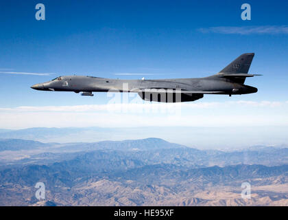 Ein B-1 b Lancer trägt den Sniper-Pod auf seinem Bauch, als es bei einem Testflug 23. Februar von Edwards Air Force Base, Kalifornien fliegt Die 419th Flight Test Squadron-Tester hat vor kurzem die Erstentwicklung von den Sniper-Pod auf eine B-1 b installiert. Der Sniper-Pod ist eine fortschrittliche targeting Pod mit einem Multi-Sensor-System, das das Flugzeug erhöht Fähigkeit selbst gezielt ist. Steve Zapka) Stockfoto