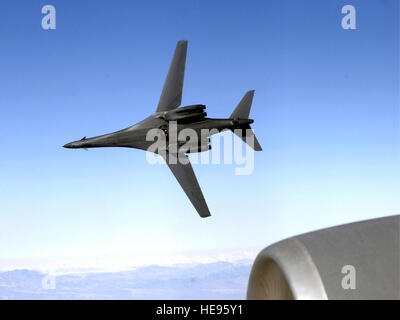 Ein B-1 b Lancer aus der 9. Expeditionary Bomb Squadron zieht von einer KC-135 Stratotanker aus der 22. Expeditionary Air Refueling Squadron auf Manas Air Base, Kirgisistan, nach Erhalt der Kraftstoff über Afghanistan. Zwei B-1Bs getroffen gemeldeten al-Qaida sicheren Häfen Jan. 10 in Arab Jabour, Irak. Staff Sergeant Angelique Perez) Stockfoto