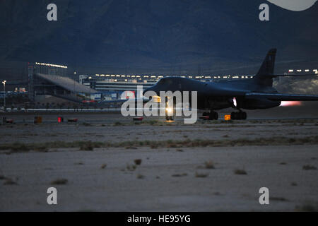 Ein B-1B Lancer vom 28. Bombenflügel führt eine Green Flag Übung von der Nellis Air Force Base durch, wobei Radar- und Zielsysteme eingesetzt werden, um Überwachungs-, Aufklärungs- und Angriffsmissionen in Abstimmung mit den Bodentruppen der Armee durchzuführen. Stockfoto