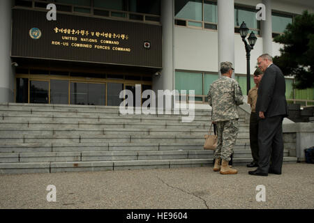 Deputy Secretary Of Defense Bob Arbeit spricht mit Commander der US Forces Korea General Curtis Scaparrotti (links) als Sekretär Work bei den US Forces Korea Headquarters-Gebäude am U.S. Army Garrison Yongsan, Korea im Rahmen einer Asien-Pazifik Region Reise 20. August 2014 ankommt. (Master Sgt. Adrian Cadiz) (Freigegeben) Stockfoto