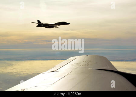 Ein B-1B Lancer vom 28. Bombenflügel betankt mit einem KC-135R Stratotanker vom McConnell AFB über Wyoming und unterstützt globale gemeinsame und alliierte Operationen. Stockfoto