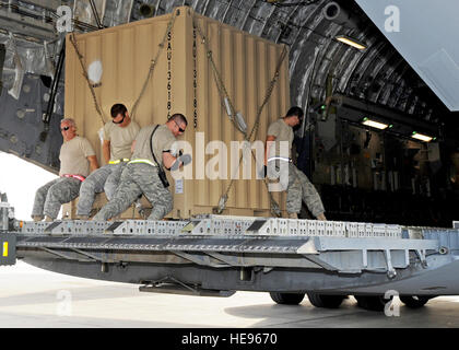 US-Flieger zugewiesen die den 386th Expeditionary Logistik Bereitschaft Squadron Antenne Anschluss bewegen eine Palette von Ladung auf einer c-17 Globemaster III an einem geheimen Luftwaffenstützpunkt in Südwestasien, 3. November 2010. Die Antenne Port Flieger inspiziert und palettiert alle Fracht vor dem Versand von Futter und Wasser, Munition und Rollmaterial.  Senior Airman Laura Turner Stockfoto