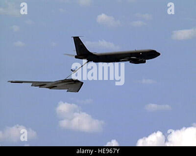 Ein US-Air Force b-2 Flugzeug schwebt in Ort für Luftbetankung mit einem uns Luftwaffe KC-135 Stratotanker über dem Atlantik während einer April-Mission zur Unterstützung der NATO-Operation Allied Force.  Das Flugzeug gehört zur Whiteman Air Force Base in Missouri, und arbeitet mit der Air Force Reserve und der Air National Guard, Missionen zwischen McGuire Air Force Base, New Jersey und dem Balkan zu unterstützen. Stockfoto