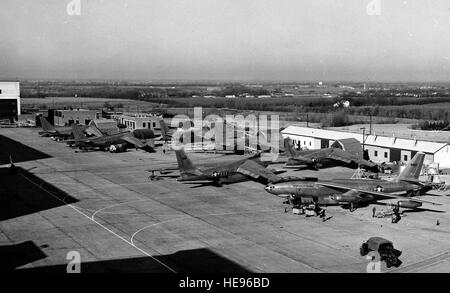 Sieben B-47As bei der Boeing Airplane Co. Werk II, Nord-Schürze, Wichita, Kansas, auf 26. Januar 1951 geparkt. Die drei nächsten Flugzeuge sind S/N 49-1903, 49-1907 und 49-1909. (Foto der US Air Force) Stockfoto