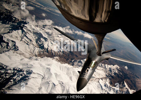 Ein B-1B Lancer wird von einem KC-135 Stratotanker der 340th Expeditionary Air Betankungsgeschwader über Afghanistan während der Operation Enduring Freedom aus der Luft betankt. Stockfoto
